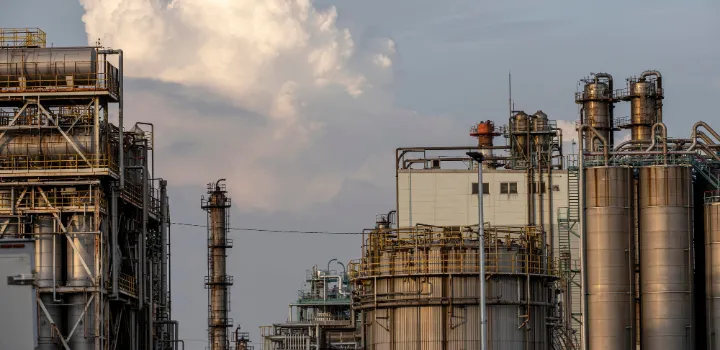 14 Firefighters Injured in Massive Iraqi Refinery Blaze